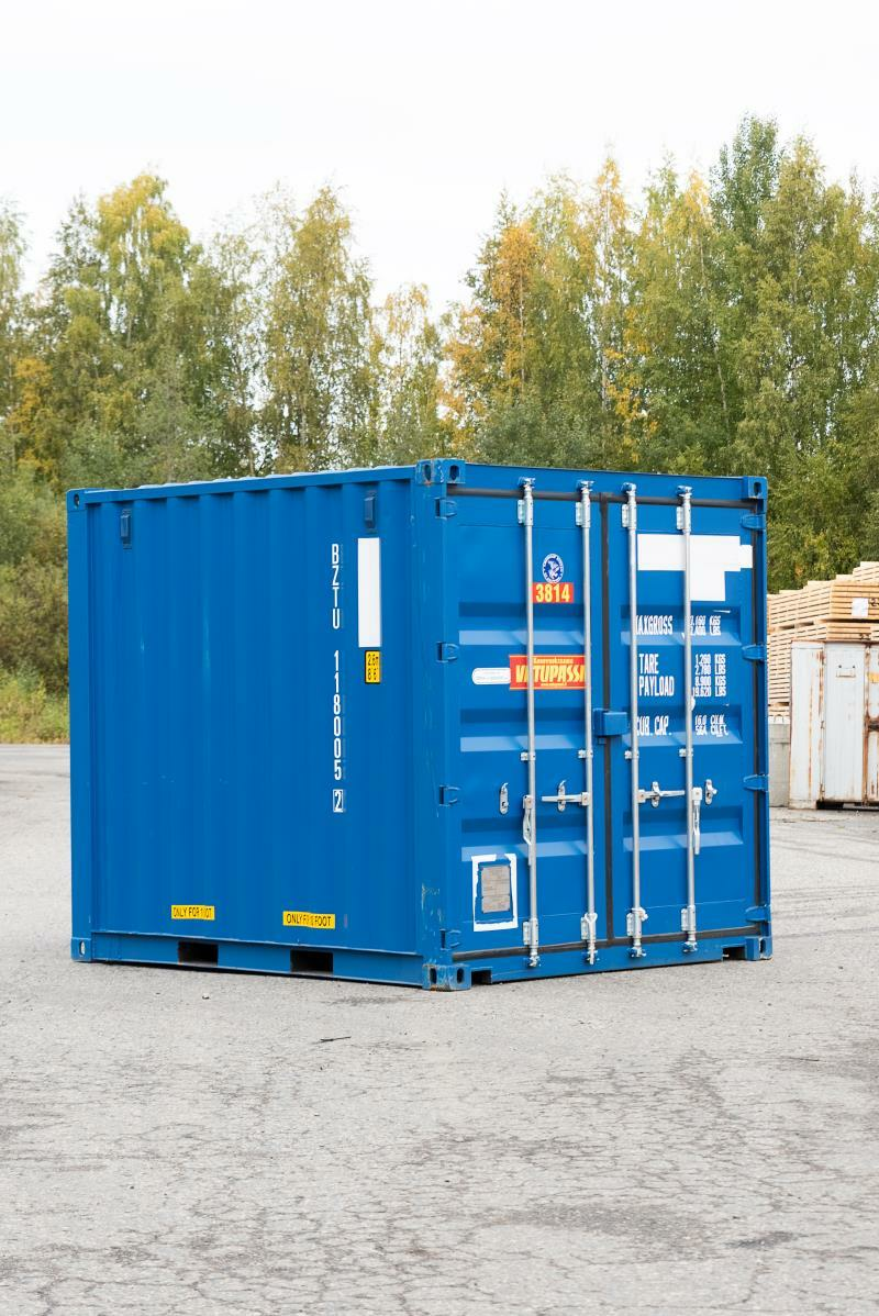Eristetty varastokontti 8′ 2,2 x 2,5m